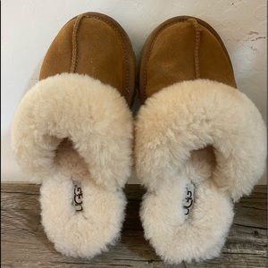 Ugg’s unisex slippers with upper fur size 13